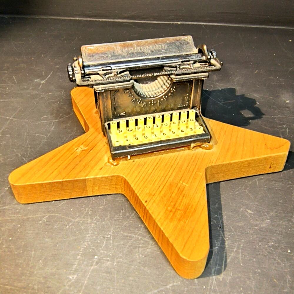 1464.  Mini Renington Vintage Typewriter Pencil Sharpener